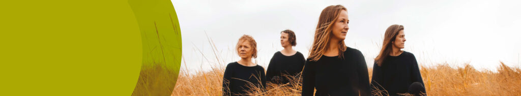 Les musiciennes de Nordic Affect dans un paysage de hautes herbes